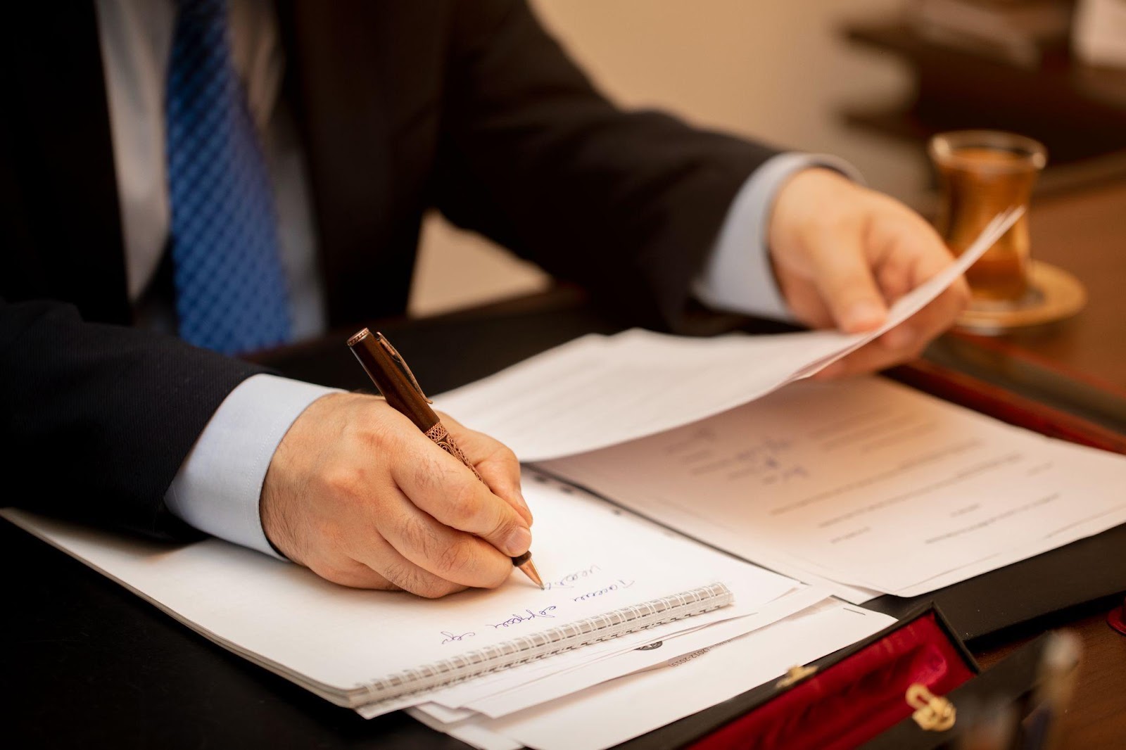 A lawyer standing confidently in a courtroom, symbolizing advocacy and defense. This image relates to comparative negligence and defending against allegations of shared fault, highlighting legal strategies to protect clients' interests in personal injury cases.