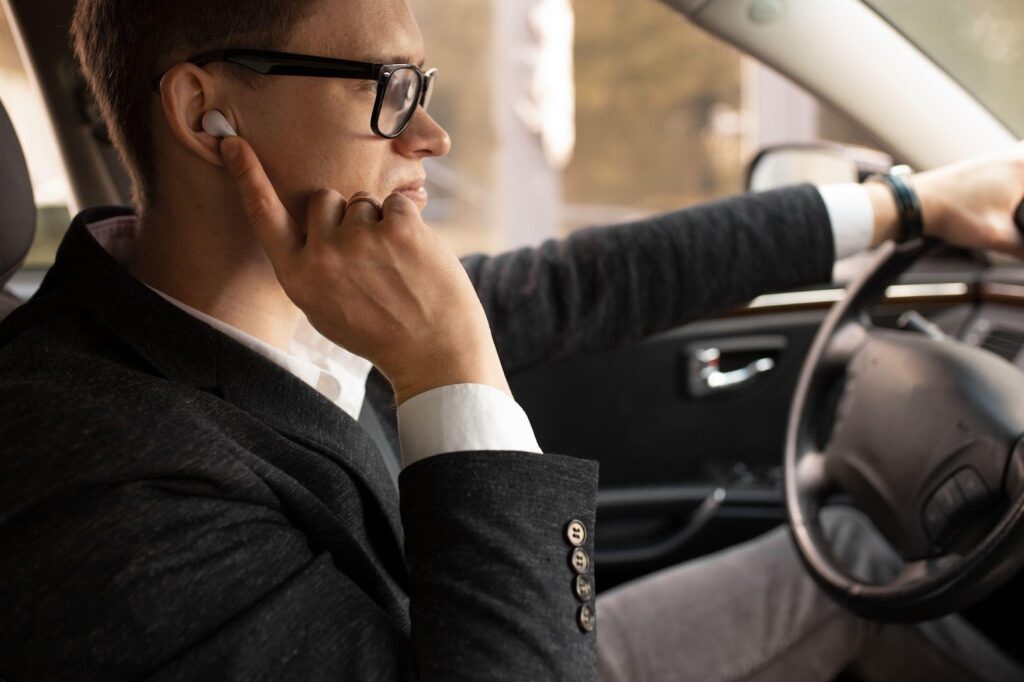 A man driving a car with his focus directed away from the road, illustrating the risks of inattention and cognitive distractions in the context of distracted driving.