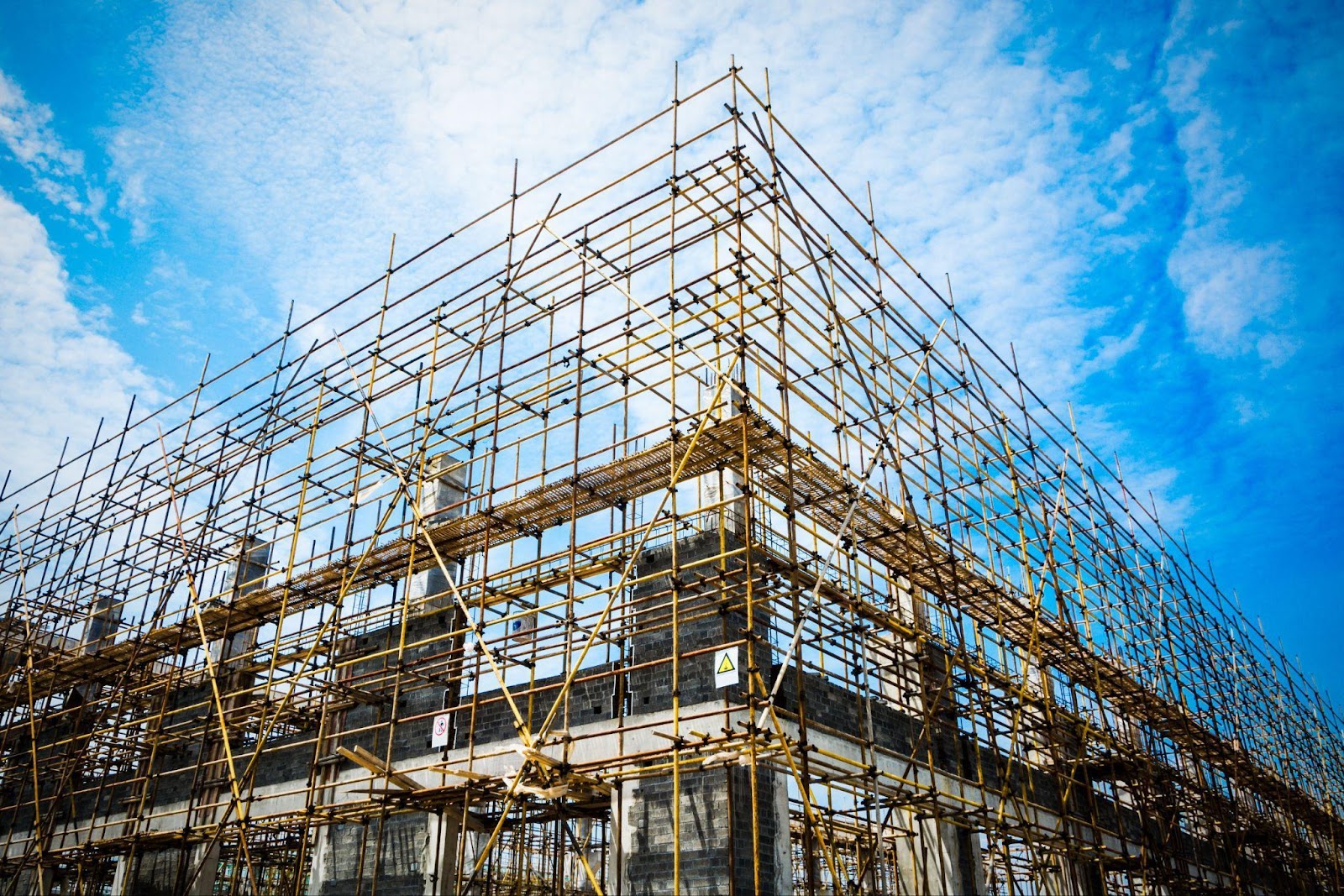 Scaffolding at a construction site, symbolizing ongoing building work. This image relates to scaffolding accidents, emphasizing the importance of construction site safety measures and fall protection to prevent injuries.