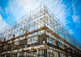 Scaffolding at a construction site, symbolizing ongoing building work. This image relates to scaffolding accidents, emphasizing the importance of construction site safety measures and fall protection to prevent injuries.